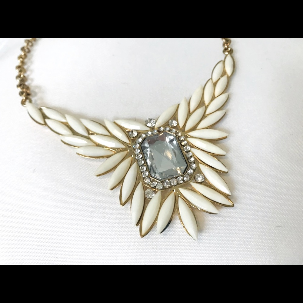 19” White Resin Boutique Necklace